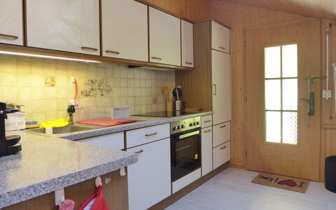 Chalet Vamika: Cabinetry, Comptoir, Propriété, Meubles, Bâtiment, Évier, Robinet, Cuisinière, Appareil De Cuisine, Cuisine