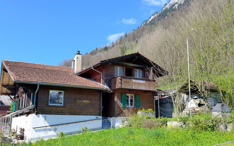 Chalet Vamika: Ciel, Plante, Nuage, Bâtiment, Maison, Fenêtre, Lot Terre, Herbe, Montagne, Paysage Naturel