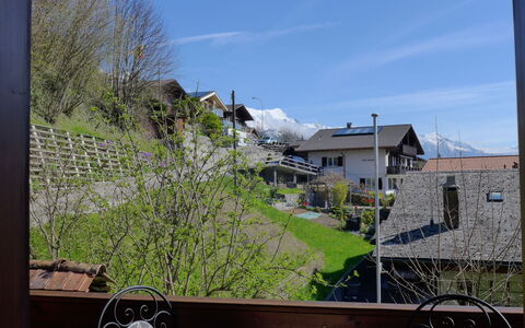 Chalet Vamika: Ciel, Plante, Propriété, Nuage, Communauté Des Plantes, Bâtiment, Fenêtre, Herbe, Architecture, Maison