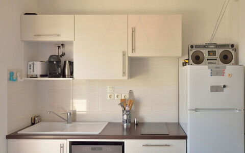 Charme de Villès Martin: Cabinetry, Propriété, Comptoir, Bâtiment, Evier, Blanc, Cuisine, Appareil De Cuisine, Évier, Électroménager