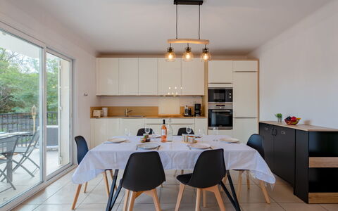Le Cyrnos: Table, Meubles, Propriété, Chaise, Bois, Cabinetry, Cuisine, Design Intérieur, Rectangle, Sol