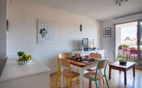 Le Lagon Bleu: Table, Meubles, Propriété, Plante D'Appartement, Chaise, Plante, Design Intérieur, Bois, Cadre