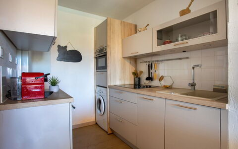Le Lagon Bleu: Cabinetry, Propriété, Comptoir, Bois, Design Intérieur, Cuisine, Bâtiment, Architecture, Cuisinière, Évier