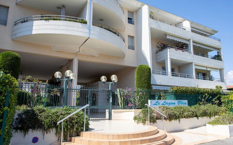 Le Lagon Bleu: Plante, Propriété, Bâtiment, Ciel, Design Urbain, Condominium, Ombre, Loisir, Immobilier, Façade