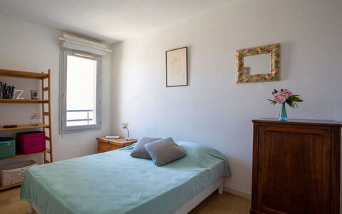 Le Lagon Bleu: Meubles, Propriété, Plante, Cadre, Bleu Azur, Fenêtre, Bois, Cabinetry, Architecture