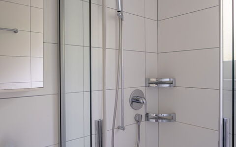 Carina Lakeview: Luminaire Plomberie, Salle De Bains, Douche, Tete De Douche, Panneau De Douche, Sol, Bar De Douche, Plomberie, Sol