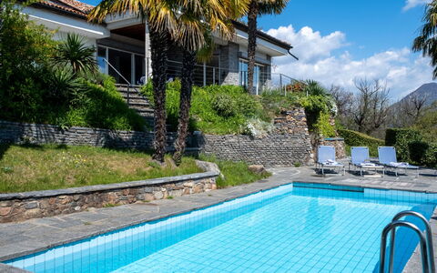 Carina Lakeview: L'Eau, Plante, Propriété, Nuage, Bâtiment, Bleu, Ciel, Bleu Azur, Piscine, Arbre