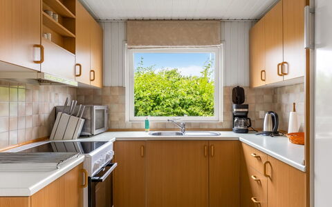 Tekla - 70M to the Fjord: Cuisine, Appareil De Cuisine, Comptoir, Principaux Appliance, Sol, Design Intérieur, Bois, Cabinetry, Evier, Électroménager