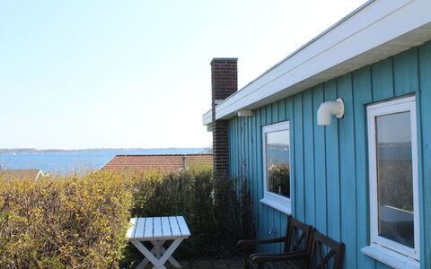 Tekla - 70M to the Fjord: Toit, Domicile, Chalet, Siding, Ombre, Ferme, Biens, Allée, Batiments Jardin, Cour