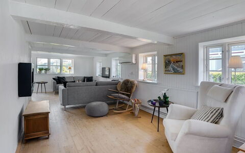 Gyril - 100M from the Sea: Sol, Design Intérieur, Bois, Sol, Plafond, Canapé, Parquet, Meubles, Salon, Domicile