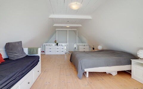 Gyril - 100M from the Sea: Meubles, Sol, Design Intérieur, Sol, Chambre, Lit, Bois, Plafond, Parquet, Pièce