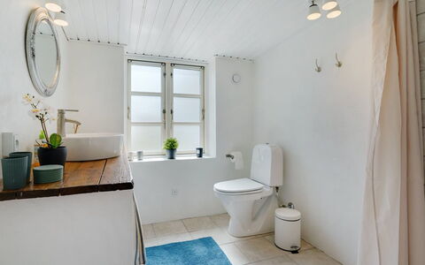 Gyril - 100M from the Sea: Salle De Bains, Luminaire Plomberie, Mur, Sol, Sol, Design Intérieur, Évier, Robinet, Plomberie, Lavabo