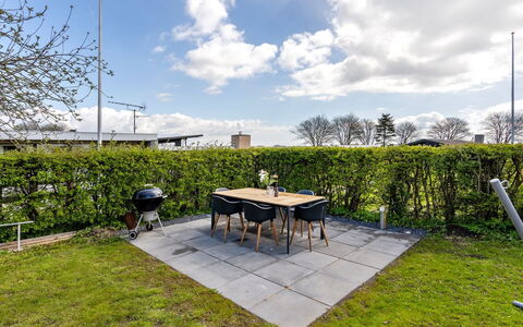 Gyril - 100M from the Sea: Arbuste, Jardin, Lot Terre, Couverture De Sol, Aménagement Paysager, Pelouse, Ombre, Mobilier De Jardin, Cour