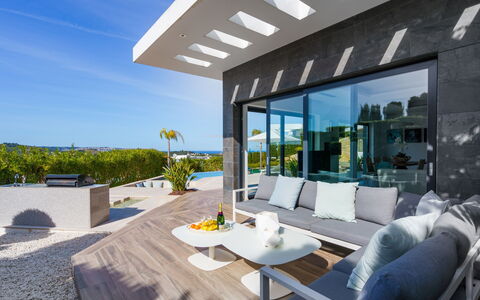 Villa Adonia: Ciel, Bâtiment, Propriété, L'Eau, Plante, Bleu Azur, Piscine, Architecture, Arbre, Condominium