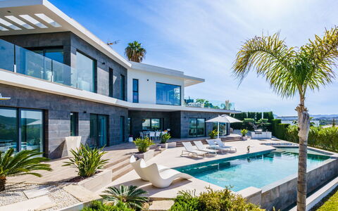Villa Adonia: Ciel, Bâtiment, Propriété, L'Eau, Plante, Bleu Azur, Piscine, Architecture, Arbre, Condominium