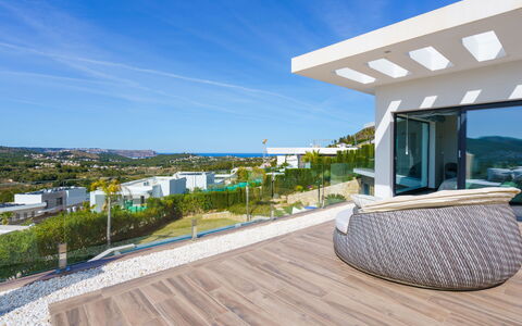 Villa Adonia: Ciel, Bâtiment, Propriété, L'Eau, Plante, Bleu Azur, Piscine, Architecture, Arbre, Condominium