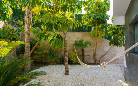 Villa Adonia: Ciel, Bâtiment, Propriété, L'Eau, Plante, Bleu Azur, Piscine, Architecture, Arbre, Condominium