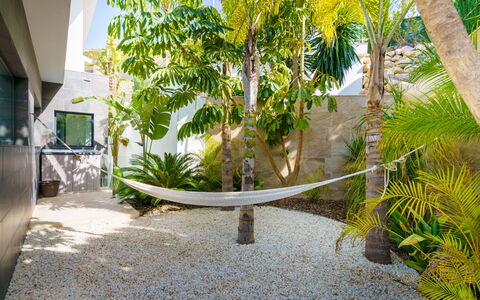 Villa Adonia: Ciel, Bâtiment, Propriété, L'Eau, Plante, Bleu Azur, Piscine, Architecture, Arbre, Condominium