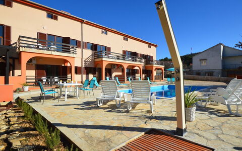 Bilice: Ciel, Bâtiment, Propriété, L'Eau, Plante, Bleu Azur, Piscine, Architecture, Arbre, Condominium