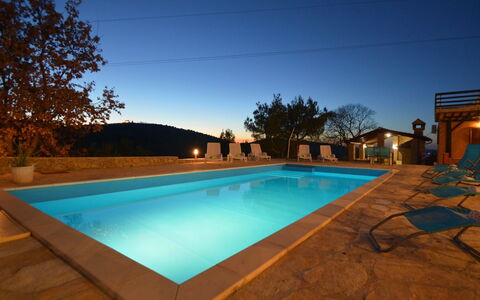 Bilice: Ciel, Bâtiment, Propriété, L'Eau, Plante, Bleu Azur, Piscine, Architecture, Arbre, Condominium