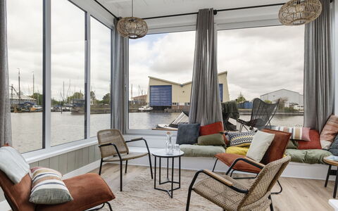Harboursuite 2 Incl. Motorboot: Meubles, Propriété, Bâtiment, Canapé, Fenêtre, Chaise, Table, Confort, Ciel, Ombre