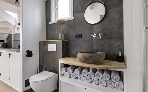 Harboursuite 2 Incl. Motorboot: Miroir, Propriété, Luminaire Plomberie, Design Intérieur, Salle De Bains, Évier, Éclairage, Architecture, Lavabo, Armoire De Toilette