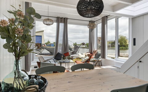 Harboursuite 2 Incl. Motorboot: Table, Meubles, Plante, Propriété, Chaise, Fenêtre, Ombre, Design Intérieur, Plante D'Appartement, Bois