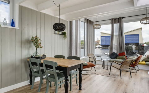 Harboursuite 2 Incl. Motorboot: Table, Meubles, Propriété, Chaise, Bois, Canapé, Design Intérieur, Plante D'Appartement, Sol, Sol