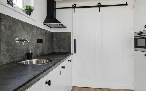 Harboursuite 2 Incl. Motorboot: Cabinetry, Évier, Comptoir, Bâtiment, Robinet, Evier, Cuisine, Plante, Plante D'Appartement, Luminaire Plomberie
