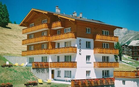 Haus Orion: Ciel, Plante, Fenêtre, Bâtiment, Design Urbain, Quartier, Zone Résidentielle, Loisir, Condominium, Façade