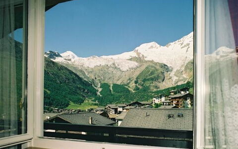 Haus Orion: Ciel, Propriété, Jour, Fenêtre, Montagne, Bâtiment, Ombre, Bois, Neige, Montagnes Relief