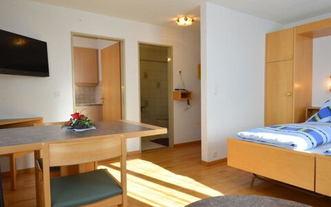 Haus Orion: Meubles, Propriété, Table, Bâtiment, Confort, Bois, Design Intérieur, Télévision, Éclairage, Cadre De Lit