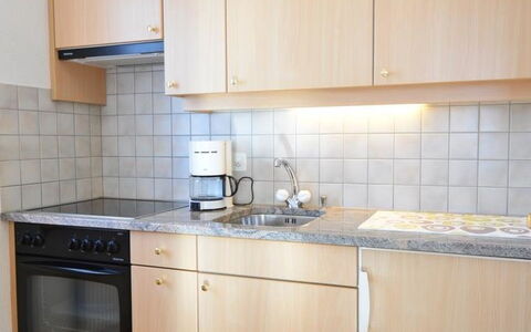 Haus Orion: Cabinetry, Comptoir, Evier, Bâtiment, Évier, Cuisine, Appareil De Cuisine, Cuisinière, Bois, Robinet