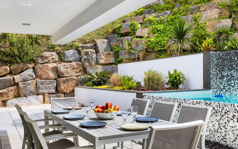 Nathalie: Table, Meubles, Propriété, La Nature, Plante, Design Intérieur, Éclairage, Architecture, Chaise, Mobilier De Jardin