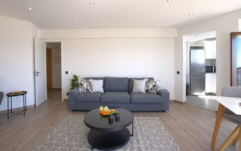 Lovely Sea View: Plante, Meubles, Ciel, Propriété, Table, Bâtiment, Nuage, Fenêtre, Chaise, Mobilier De Jardin