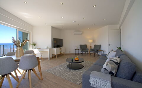 Lovely Sea View: Plante, Meubles, Ciel, Propriété, Table, Bâtiment, Nuage, Fenêtre, Chaise, Mobilier De Jardin