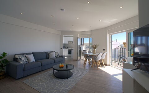 Lovely Sea View: Plante, Meubles, Ciel, Propriété, Table, Bâtiment, Nuage, Fenêtre, Chaise, Mobilier De Jardin