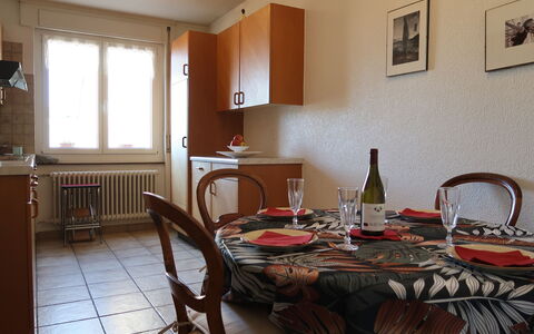 Pérolles: Table, Meubles, Propriété, Bâtiment, Fenêtre, Bois, Textile, Chaise, Bouteille, Design Intérieur