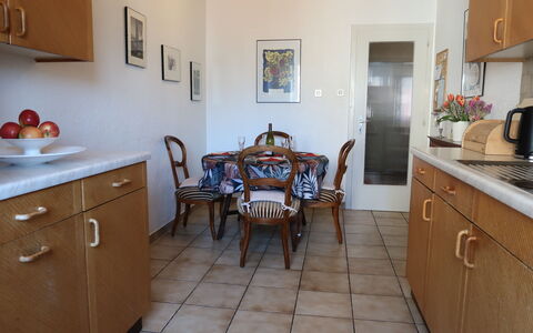 Pérolles: Cabinetry, Propriété, Meubles, Tiroir, Bois, Design Intérieur, Bâtiment, Table, Confort, Sol