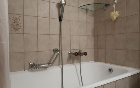Pérolles: Baignoire, Luminaire Plomberie, Tete De Douche, Robinet, Salle De Bains, Douche, Design Intérieur, Sol, Bar De Douche