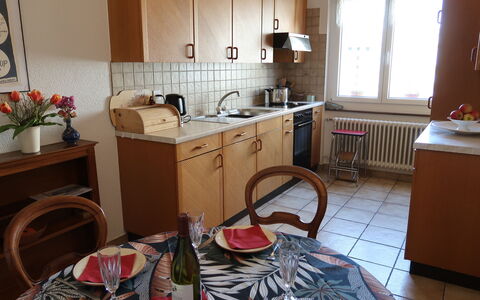 Pérolles: Cabinetry, Comptoir, Meubles, Cuisine, Évier, Fenêtre, Bois, Evier, Sol, Appareil De Cuisine