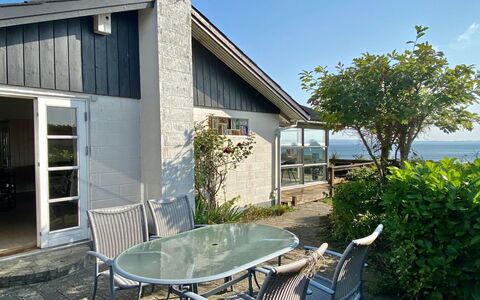 Frithger - 300M from the Sea: Domicile, Porte, Meubles, Chalet, Chaise, Porche, Ombre, Mobilier De Jardin, Biens, Cour