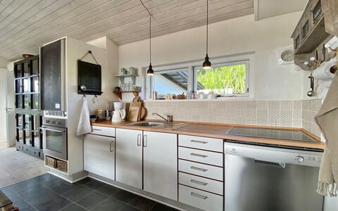 Frithger - 300M from the Sea: Cuisine, Comptoir, Design Intérieur, Sol, Cabinetry, Bois, Plafond, Meubles, Appareil De Cuisine, Principaux Appliance