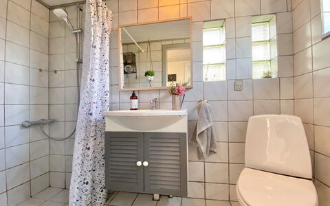 Frithger - 300M from the Sea: Luminaire Plomberie, Lavabo, Design Intérieur, Sol, Évier, Salle De Bains, Sol, Robinet, Toilette, Plomberie