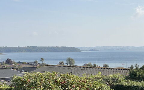 Frithger - 300M from the Sea: Piscine, Mobilier De Jardin, Meubles, Recours, Dalle, Eco Hôtel, Ombre, Chaise, Loisir, Biens