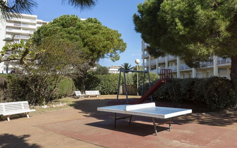Montseny: Plante, Table, Meubles, Propriété, Pot De Fleur, Bâtiment, Plante D'Appartement, Ombre, Mobilier De Jardin, Architecture