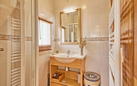 Charme de la Plage du Moulin: Miroir, Luminaire Plomberie, Évier, Propriété, Robinet, Salle De Bains, Lavabo, Bois, Bâtiment, Design Intérieur
