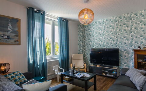 Chez Pascaline: Propriété, Meubles, Canapé, Bleu, Table, Cadre, Confort, Bois, Éclairage, Design Intérieur