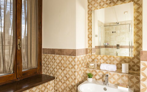 Villa Pianoia: Luminaire Plomberie, Robinet, Propriété, Miroir, Évier, Salle De Bains, Lavabo, Plante, Design Intérieur, Bois
