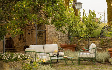 Villa Pianoia: Plante, Meubles, La Nature, Bâtiment, Table, Éclairage, Architecture, Mobilier De Jardin, Chaise, Mur